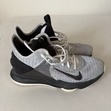 Nike x LeBron James Basketballschuhe