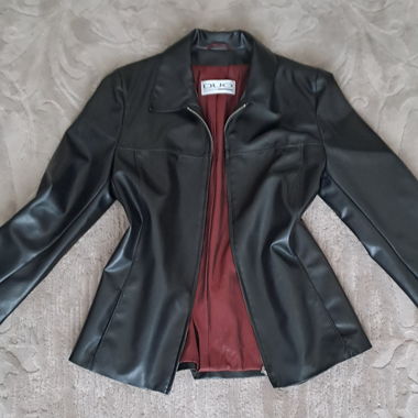Veste noire en cuir synthétique