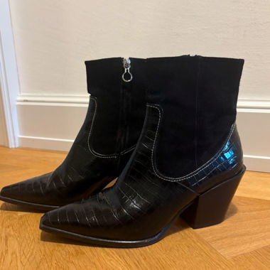 Aedye Boots Size 40