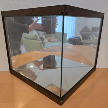 3 vitrines triangulaires identiques