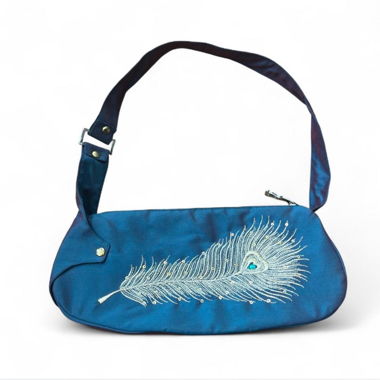 Sac en satin Y2K vert canard avec broderie de plumes de paon