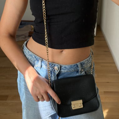 Schwarze Umhaengetasche mit Kette