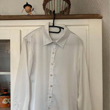 Chemise blanche avec boutons en perles