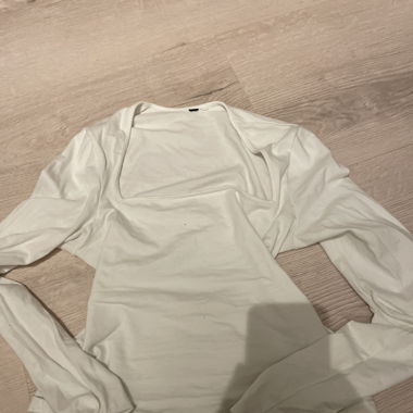 weisser pullover mit schönem ausschnitt