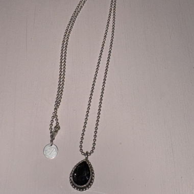 Collana con ciondolo grigio scuro