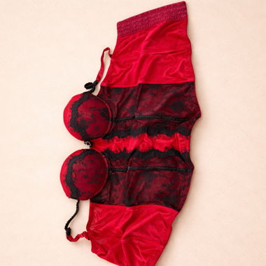 Bustier rosso e nero in pizzo – lingerie
