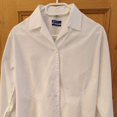 Neue weisse Bluse