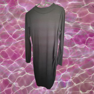 Schwarzes Kleid mit langen Ärmeln