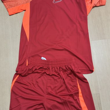 Ensemble Nike dri-fit rouge taille S