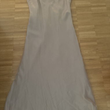 Goldenes Abendkleid mit Blumen