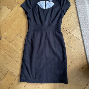 Hübsches Kleid mit feinen Streifen