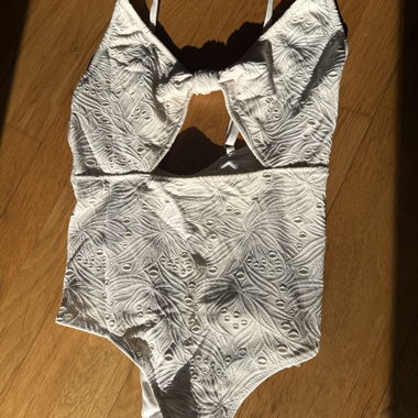Costume da bagno bianco con tagli