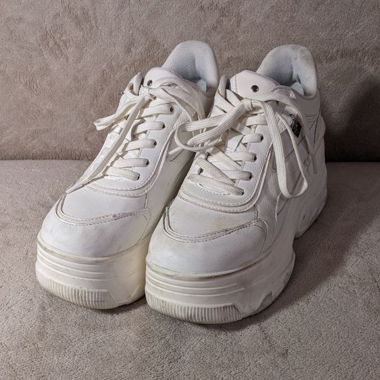 Bershka Plateau-Sneakers aus weissem Kunstleder