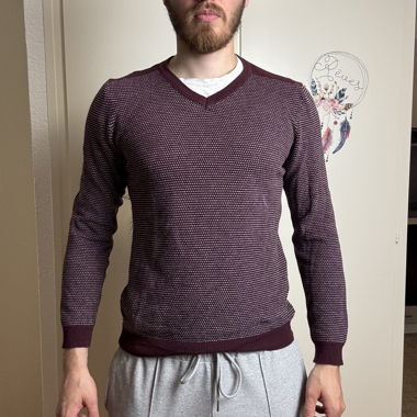 Maglione viola con scollo a V