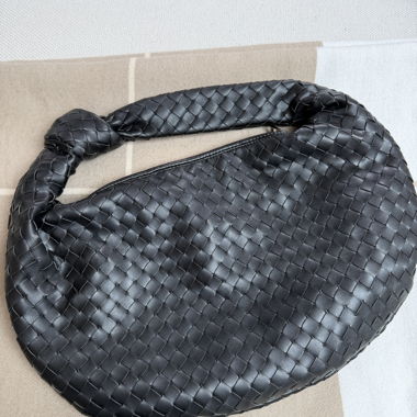 Geflochtene schwarze Schultertasche