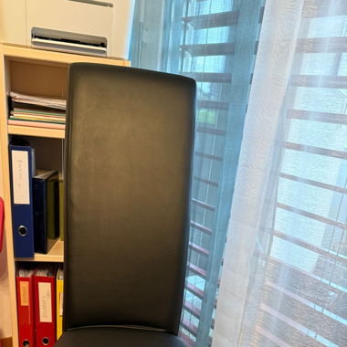 8 chaises en cuir, noires 