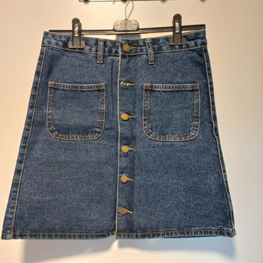 Gonna svasata in jeans