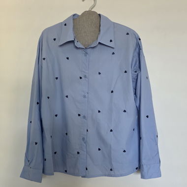 Chemise bleu clair à motif cœur