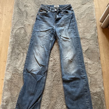 Blue straight-leg jeans
