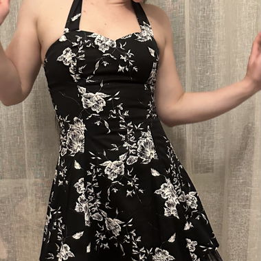 Robe noire à fleures blanches