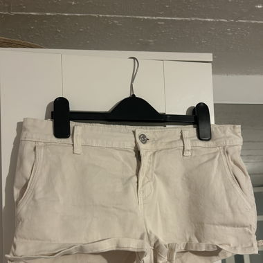 White/beige shorts