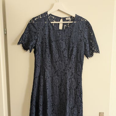 Kurzes dunkelblaues Kleid