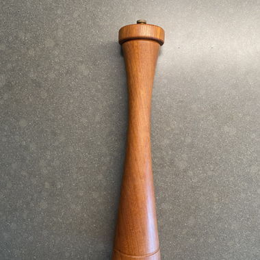 Riesige handgedrechselte Pfeffermühle Teak 31 cm