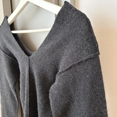 Pull en cachemire extrême à encolure en V grise