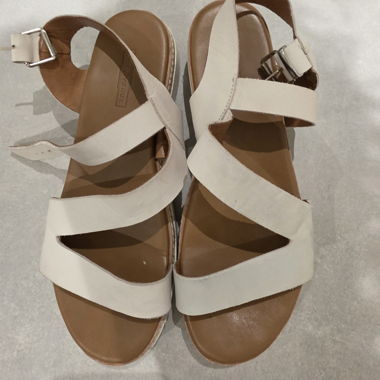 Sandali in pelle beige