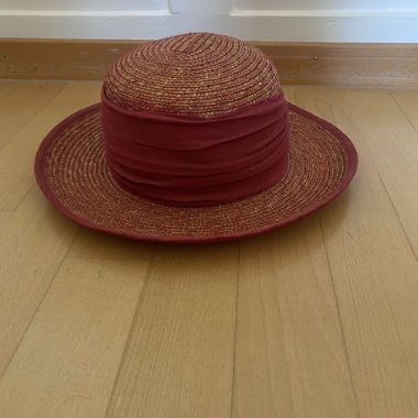 Cappello di paglia rosso