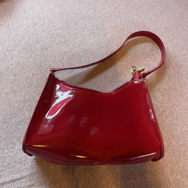 Rote Lack-Handtasche