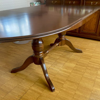 Expandable wooden dining table