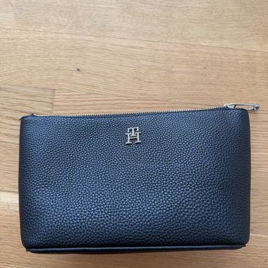 Authentische schwarze Tommy Hilfiger Pochette