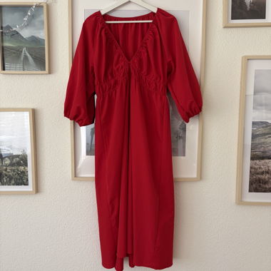 Robe midi rouge à encolure en V