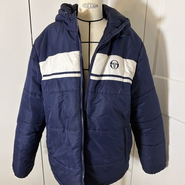 Blau marinefarbene Sergio Tacchini-Daunenjacke mit Kapuze