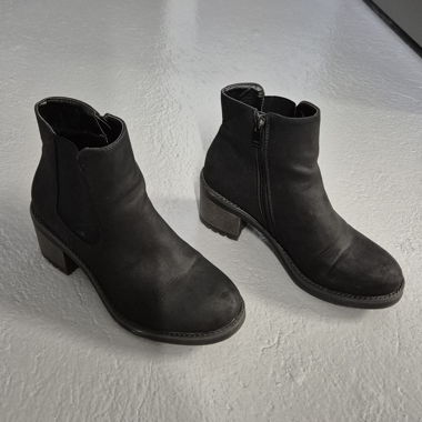 Schwarze Boots mit Absatz