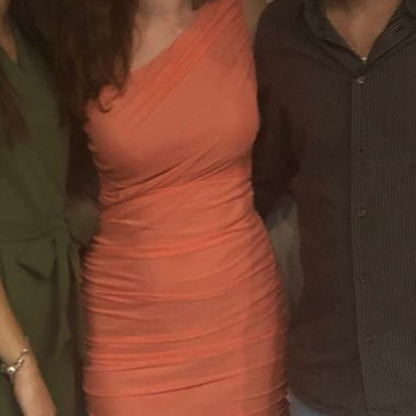 Aprikosen farbiges Kleid