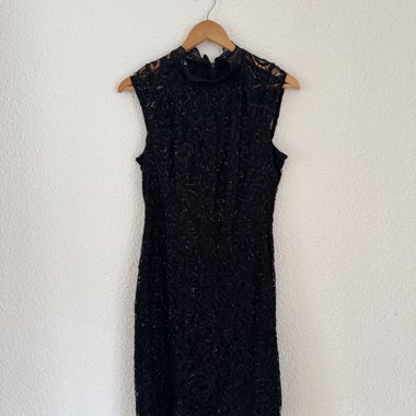 Schwarzes Spitzenkleid