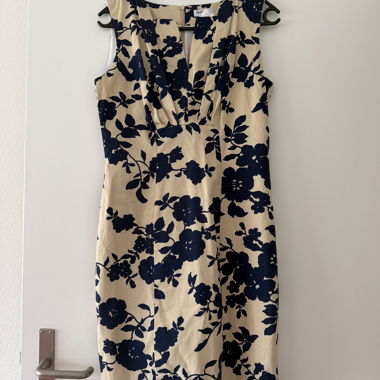 Robe à fleurs sans manches