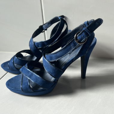Escarpins bleus à brides