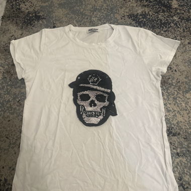 White skull t-shirt