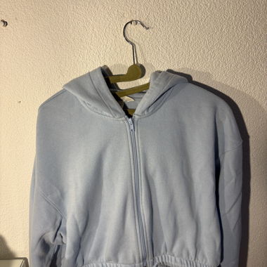 Hellblaue Hoodie-Jacke