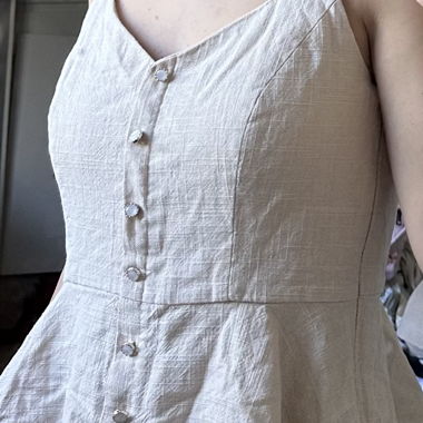 Haut beige à patte de boutonnage
