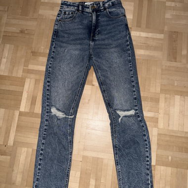 Jeans bleus avec genoux déchirés