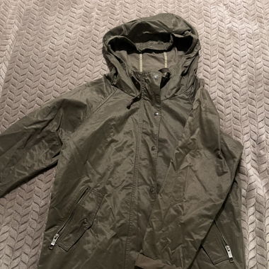 Olivgrüne Übergangsjacke