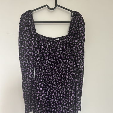 Geblümtes Kleid 