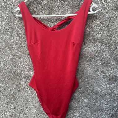 Roter Body mit freiem Rücken und Riemen zum Befestigen am Nacken