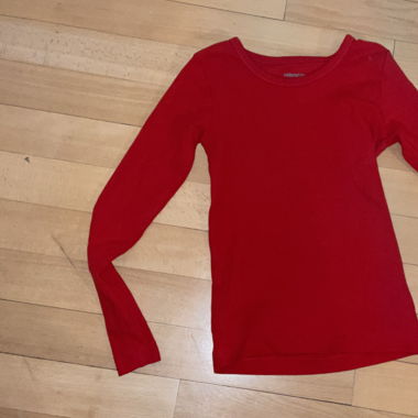 Rotes langärmliges Oberteil 