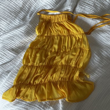 Top con balze giallo