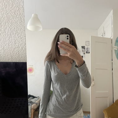 Graues V-Ausschnitt Longsleeve